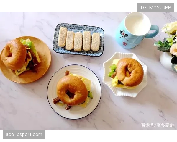 阿尔瓦雷斯随手一晒早餐，桌上名牌比菜还多，普通人看到会懵